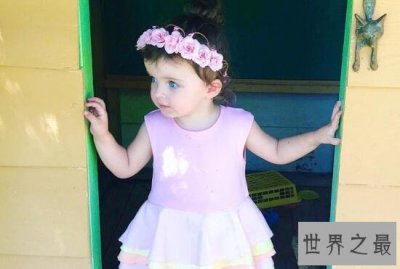 ​世界上最年轻的模特，2岁女孩登上纽约时装周T台秀