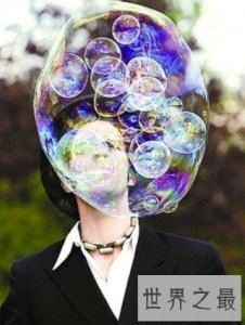​世界上最会吹泡泡的人，一口气将56颗泡泡塞进一颗大泡泡